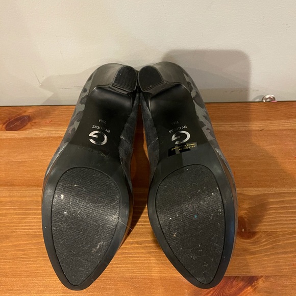 GUESS platform pumps NEVER WORN - Picture 2 of 4